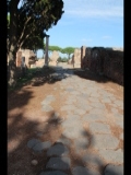 01601 ostia - regio ii - via delle corporazioni - blick von decumanus maximus ri norden - li theater.jpg